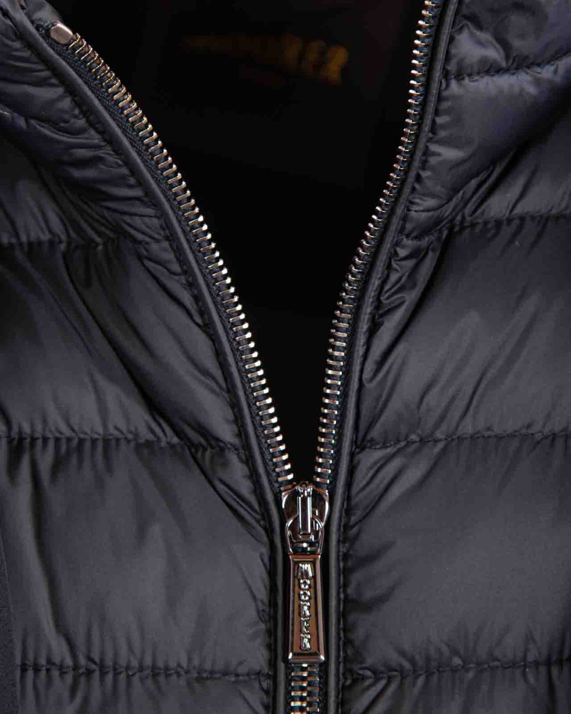 shop MOORER Saldi Cappotto: Moorer cappotto "Costanzo"dalla linea dritta appartenente alla linea Acqua.
Trapuntato a boudin monopetto e imbottito in piuma d’oca.
Realizzato in tessuto bielastico idrorepellente, compatto e resistente alla trazione.
Stacchino interno trapuntato rimovibile.
Doppia chiusura frontale.
Zip in metallo spazzolato a doppio cursore.
Bottoni in corno.
Tasche verticali sul petto.
Tasche a pattina sui fianchi.
Composizione: 88% Poliammidica,12% Poliuretanica.
Fabbricato in Italia.. COSTANZO KN-0402 number 3386175